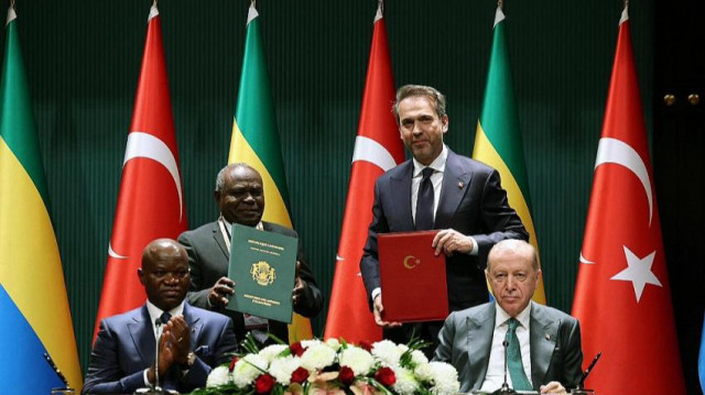 Le ministre turc Alparslan Bayraktar, son homologue gabonais de l’Eau et de l’Accès à l’Énergie, Philippe Tonangoye ainsi que Le Président turc Recep Tayyip Erdogan et son homologue gabonais Brice Clotaire Oligui Nguema.