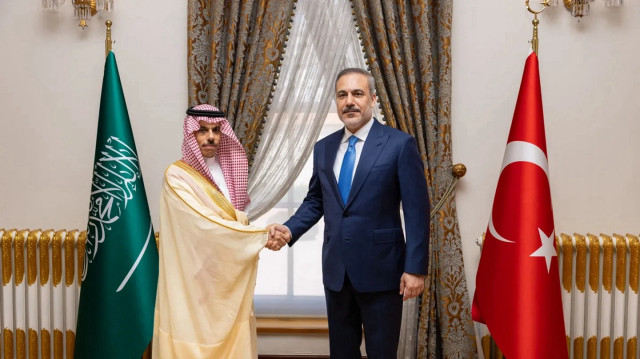 وزير الخارجية التركي ونظيره السعودي يبحثان آخر التطورات بغزة وسوريا