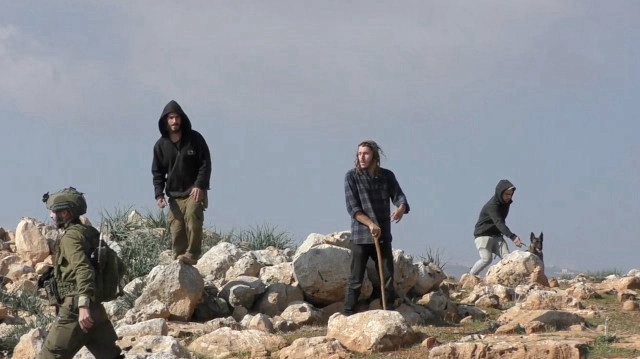 الضفة.. مستوطنون يصيبون 3 فلسطينيين ويحرقون خيام بالضفة