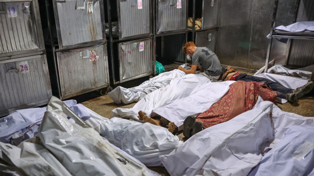 Un Palestinien pleure sur le corps recouvert d'un linceul d'un proche tué la veille alors qu'il cherchait de l'aide près de Zikim, à l'ouest de Beit Lahia, dans le nord de la bande de Gaza, à la morgue de l'hôpital Al-Shifa de Gaza City, le 10 août 2025. Près de deux ans après le début de la guerre à Gaza, le Premier ministre israélien Benjamin Netanyahu fait face à une pression croissante pour obtenir un cessez-le-feu afin de sauver plus de deux millions de personnes de la famine et de libérer les otages détenus par les militants palestiniens.
