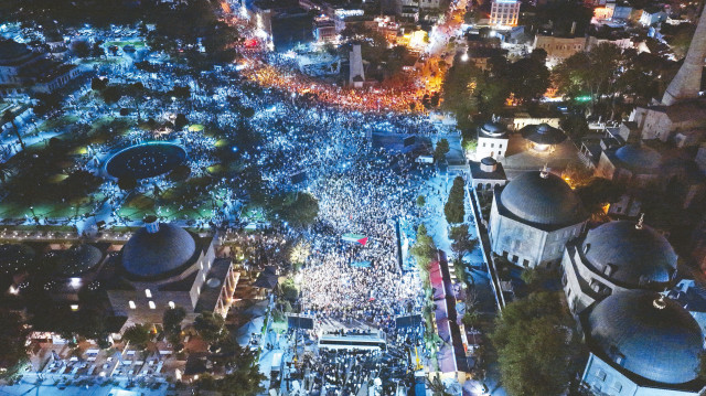 İlim Yayma Vakfı, İHH, İletişim Platformu, TÜGVA, Memur-Sen, Hak-İş, İlim Yayma Cemiyeti, İnsan ve Medeniyet Hareketi’nin de aralarında bulunduğu 15 sivil toplum kuruluşunun destek verdiği yürüyüşe, Diyanet İşleri Başkanı Ali Erbaş, İlim Yayma Vakfı Mütevelli Heyeti Başkanı Necmeddin Bilal Erdoğan, çok sayıda aktivist, siyasi isim ve binlerce vatandaş katıldı.