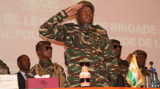 Le chef du régime militaire du Niger, le général Abdourahamane Tiani (C), assiste à l'ouverture de la commission chargée d'organiser la conférence nationale à Niamey le 15 février 2025.
