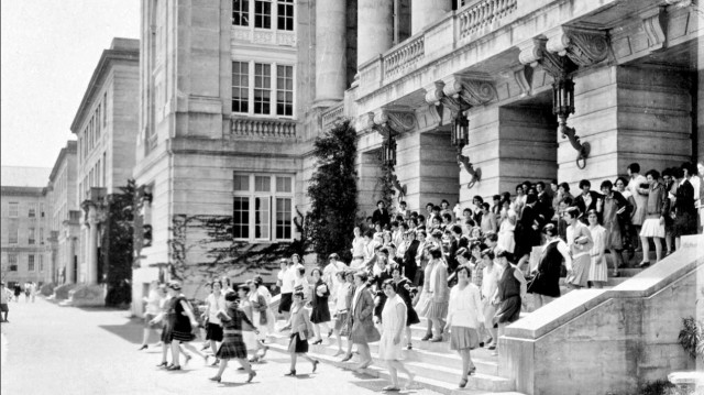 Dönemin diğer Amerikan misyoner okullarından Arnavutköy Kız Koleji (1927).