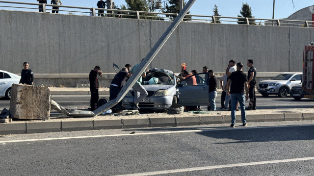 Kaza nedeniyle bir süre trafiğe kapanan yol, direk ve otomobilin kaldırılmasının ardından yeniden açıldı.