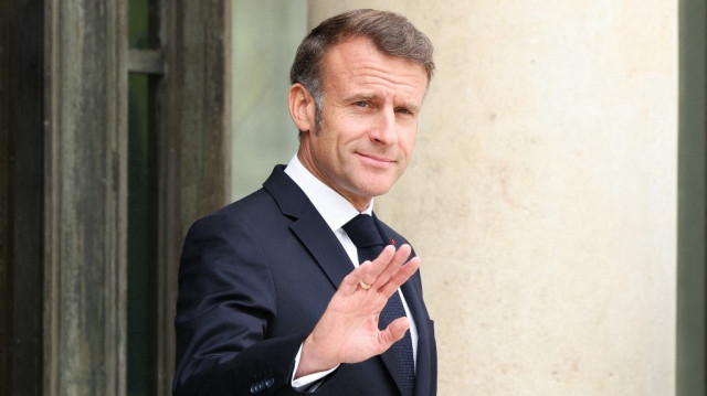Le président français Emmanuel Macron salue avant d'accueillir le Premier ministre de Vanuatu, Jotham Napat, pour une réunion à l'Élysée, à Paris, le 23 juillet 2025.