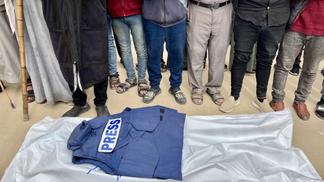 Des personnes en deuil prient devant le corps du journaliste Ahmed Mansur au complexe médical Nasser à Khan Yunis, dans le sud de la bande de Gaza, le 8 avril 2025.