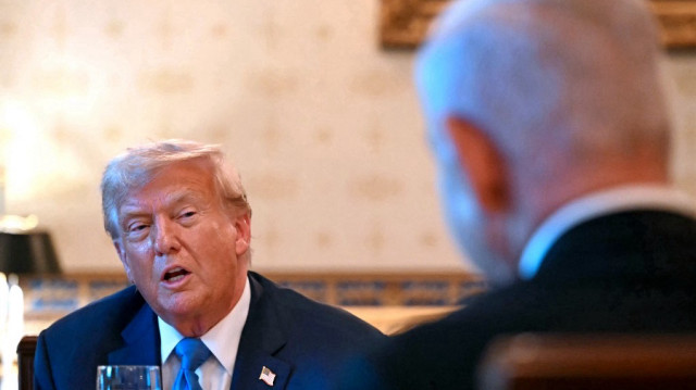 Le président américain Donald Trump rencontre le Premier ministre israélien Benjamin Netanyahu (à droite) dans la Blue Room de la Maison Blanche à Washington, DC, le 7 juillet 2025.