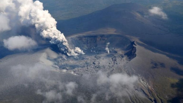 Situé dans la chaîne de montagnes Kirishima, le volcan est entré en éruption dimanche, forçant les autorités à alerter sur les risques de projections et de coulées pyroclastiques.