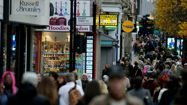 Le taux de chômage britannique stagne à son niveau record depuis 2019, sur fond de ralentissement du marché du travail et d’incertitudes sur la politique monétaire de la Banque d’Angleterre.