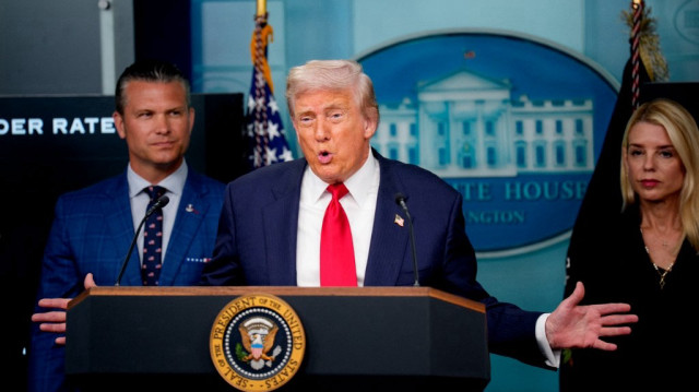 Le président Donald Trump, accompagné du secrétaire américain à la Défense Pete Hegseth (à gauche) et de la ministre américaine de la Justice Pam Bondi (à droite), s'exprime lors d'une conférence de presse dans la salle James S. Brady de la Maison Blanche, le 11 août 2025 à Washington, DC.