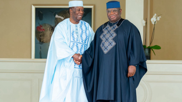 Le président de la Sierra Leone, Julius Maada Bio et son homologue ivoirien Alassane Ouattara.