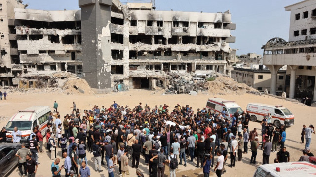 Des personnes en deuil transportent les corps de Palestiniens, dont des journalistes et un médecin, tués lors d'une frappe israélienne nocturne, avant des funérailles collectives devant l'hôpital Al-Shifa à Gaza, le 11 août 2025.