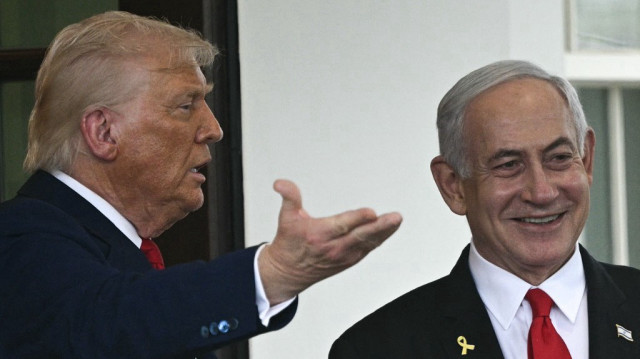 Le président américain Donald Trump fait un geste alors que le Premier ministre israélien Benjamin Netanyahu quitte la Maison Blanche à Washington, DC, le 7 avril 2025.