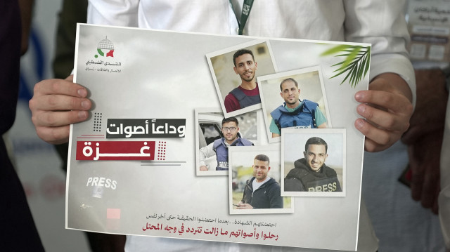 وقفة احتجاجية بمعرض الكتاب العربي بإسطنبول تندد باغتيال إسرائيل للصحفيين
