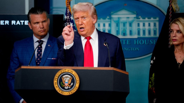 Le président américain Donald Trump, accompagné du secrétaire américain à la Défense Pete Hegseth (à gauche) et de la ministre américaine de la Justice Pam Bondi (à droite), s'exprime lors d'une conférence de presse dans la salle James S. Brady de la Maison Blanche, le 11 août 2025 à Washington, DC.