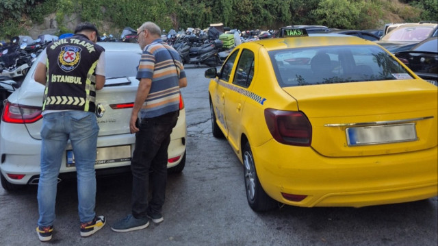 Şişli'de trafik güvenliğini tehlikeye düşüren taksicinin aracına trafikten men cezası verildi