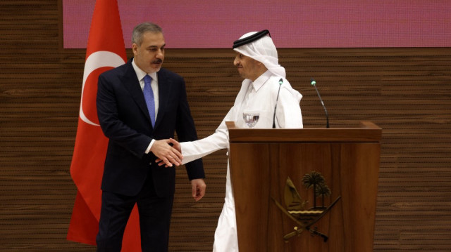 Le Premier ministre et ministre des Affaires étrangères du Qatar, Cheikh Mohammed bin Abdulrahman Al-Thani (à droite), et le ministre des Affaires étrangères de Türkiye, Hakan Fidan, se serrent la main après avoir donné une conférence de presse conjointe à l'annexe Amiri Diwan à Doha, le 27 avril 2025.