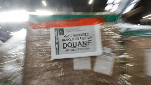 Les articles saisis présentaient des teneurs en métaux lourds largement supérieures aux normes européennes, exposant les consommateurs, notamment les enfants et adolescents, à des risques sanitaires.