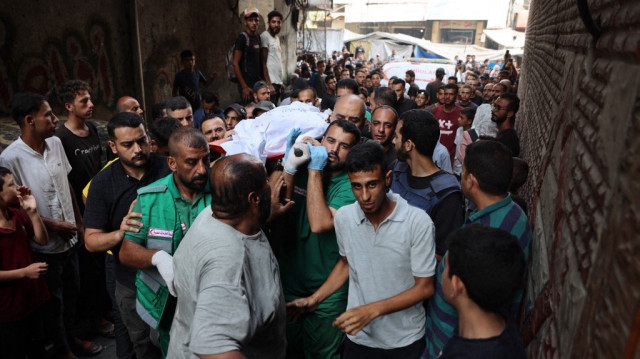 Des personnes en deuil transportent le corps du correspondant d'Al Jazeera Anas al-Sharif, tué avec d'autres journalistes lors d'une frappe israélienne nocturne sur leur tente à Gaza, lors de ses funérailles à Gaza le 11 août 2025.