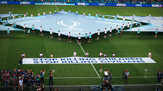 UEFA organizasyonunun Süper Kupa mücadelesi seremonisinde açtığı pankart