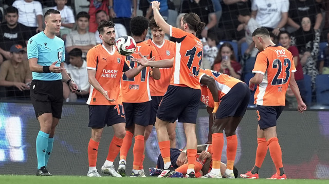 Başakşehirli futbolcuların gol sevinci.