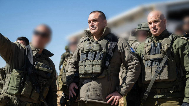 Le chef d’état-major israélien Eyal Zamir (au centre) dans les territoires syriens occupés du Golan, le 1er juillet 2025.