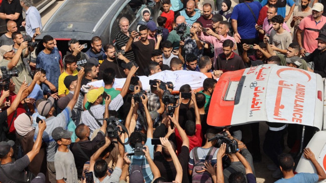 Des personnes en deuil transportent le corps du correspondant d'Al Jazeera Anas al-Sharif, tué avec d'autres journalistes lors d'une frappe israélienne nocturne sur leur tente à Gaza, lors de ses funérailles à Gaza le 11 août 2025.