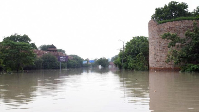 Yetkililer, sel nedeniyle 17 kişinin yaşamını yitirdiğini ve 75 kişinin yaralandığını bildirdi.