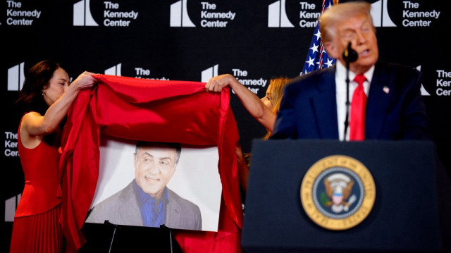 Une photo de l'acteur Sylvester Stallone est dévoilée alors que le président américain Donald Trump annonce les nominés pour les Kennedy Center Honors annuels lors d'un événement au Kennedy Center le 13 août 2025 à Washington, DC. 