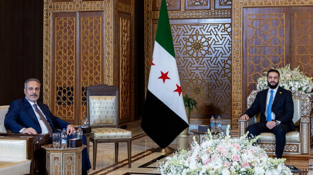 Une photo diffusée par le ministère turc des Affaires étrangères le 7 août 2025 montre le président syrien par intérim Ahmad Al-Sharaa rencontrant le ministre turc des Affaires étrangères Hakan Fidan à Damas.