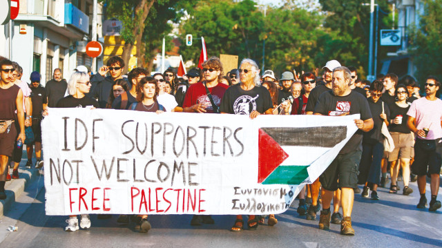 İsrail’e ait yolcu gemisi, Yunanların protestosuyla karşılaştı