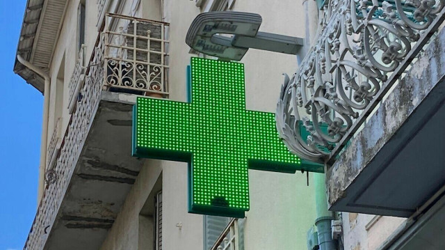 Les pharmaciens protestent contre la réduction des remises commerciales sur les médicaments génériques, une mesure jugée menaçante pour l’avenir de la profession.