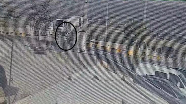 Kazada motosiklet sürücüsü E.Y., yolcu konumundaki E.K. ve yaya V.Ş. yaralandı
