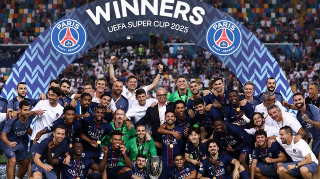 Les joueurs et le staff du Paris Saint-Germain célèbrent leur victoire avec le trophée après avoir remporté la finale de la Supercoupe de l'UEFA 2025 entre le Paris Saint-Germain (FRA) et le Tottenham Hotspur FC (ENG) au stade Friuli, à Udine, le 13 août 2025.