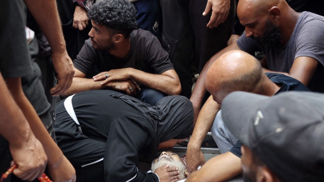 Les Palestiniens pleurent la mort d'un proche tué la veille alors qu'il cherchait de l'aide près de Zikim, à l'ouest de Beit Lahia, dans le nord de la bande de Gaza, à l'hôpital Al-Shifa de Gaza City, le 10 août 2025.