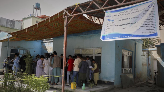 Le gouvernement taliban a conclu un nouvel accord avec Doha pour offrir 1.800 postes aux Afghans récemment rentrés d’Iran et du Pakistan, dans un pays où chômage et pauvreté atteignent des niveaux alarmants.