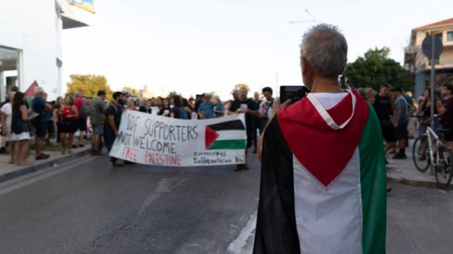 اليونان.. مظاهرة داعمة لفلسطين أمام سفينة تقل سياح إسرائيليين