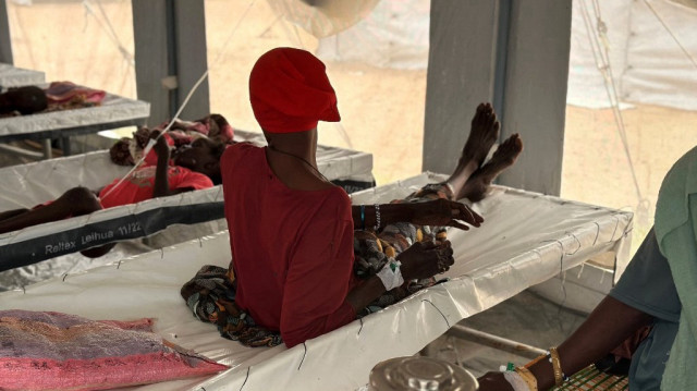 Des patients atteints du choléra reçoivent des soins dans le centre d'isolement dédié à cette maladie dans les camps de réfugiés de l'ouest du Soudan, dans la ville de Tawila au Darfour, le 12 août 2025.
