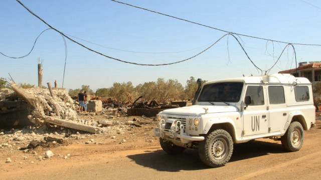 Les soldats de la Force intérimaire des Nations unies au Liban (FINUL) passent devant le site d'une frappe israélienne nocturne dans le village de Deir Seryan, dans le district de Nabatieh, au sud du Liban, le 7 août 2025. 