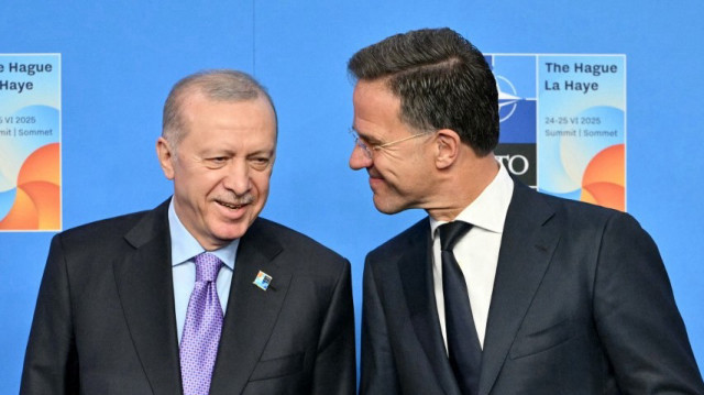 Le président turc Recep Tayyip Erdogan (à gauche) pose pour une photo avec le secrétaire général de l'OTAN Mark Rutte lors du sommet des chefs d'État et de gouvernement de l'Organisation du traité de l'Atlantique Nord (OTAN) à La Haye, le 25 juin 2025.