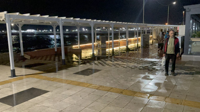 Fırtına nedeniyle bazı işletmelerin masa ve sandalyeleri de devrildi.