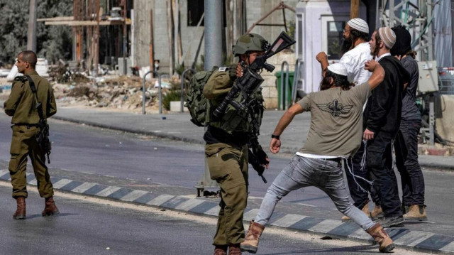 مستوطنون يصيبون 3 فلسطينيين بالرصاص ويحرقون مركبات بالضفة