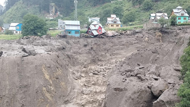 Après des pluies torrentielles ayant provoqué des crues meurtrières dans le village de Chisoti, les autorités indiennes intensifient les opérations de sauvetage alors que 80 personnes restent portées disparues.