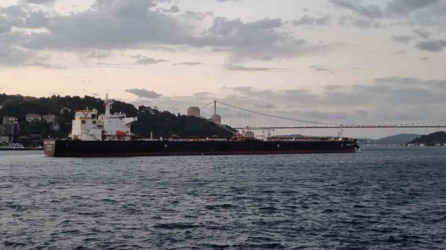 İstanbul Boğazı’nda arızalanan petrol tankeri demirlendi