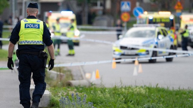 La police intervient sur les lieux devant une mosquée à Örebro après une fusillade qui a fait plusieurs blessés à Örebro, en Suède, le 15 août 2025.