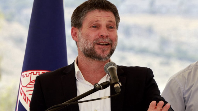 Le ministre israélien des Finances d'extrême droite, Bezalel Smotrich, s'exprime lors d'une conférence de presse près de la colonie de Maale Adumim, dans un corridor terrestre connu sous le nom de E1, à l'extérieur de Jérusalem, en Palestine occupée, le 14 août 2025.
