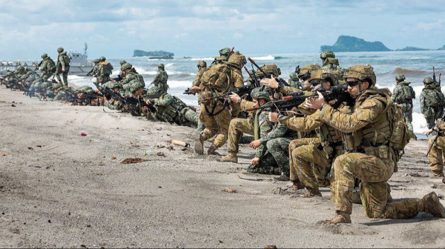 Plus de 3 600 militaires participent aux exercices Alon 25, organisés au large des Philippines, dans un contexte de tensions en mer de Chine méridionale.