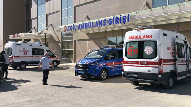 Üzerlerine taş düştü: İki işçi yaralandı