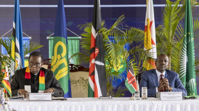 Le président du Zimbabwe et président de la SADC (Communauté de développement de l'Afrique australe), Emmerson Mnangagwa (à gauche), et le président du Kenya et président de la Communauté de l'Afrique de l'Est (CAE), William Ruto (à droite), assistent à la réunion des coprésidents de la CAE et de la SADC à la présidence à Nairobi, le 1er août 2025.