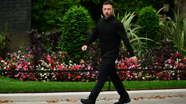 Le président ukrainien Volodymyr Zelensky marche dans Downing Street, dans le centre de Londres, le 14 août 2025, alors qu'il arrive pour une réunion avec le Premier ministre britannique. 